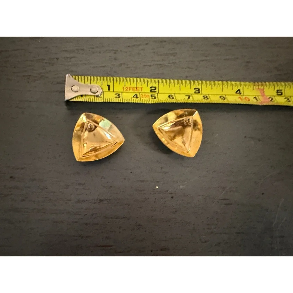 Vintage Gold Tone Triangle Marbled Beige Enamel Geometric Stud Earrings 1 Inch